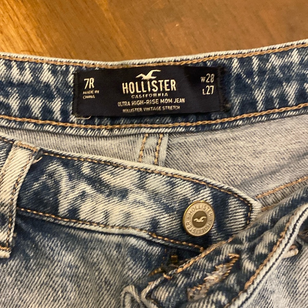 Hollister ultra high-rise mom jean vintage stretch